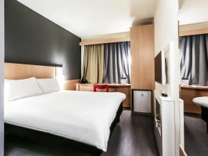 ein Hotelzimmer mit einem großen Bett und einem Waschbecken in der Unterkunft ibis Sinop in Sinop + 38 Fotos