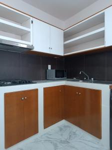 a kitchen with white and brown cabinets and a sink at Casa Lomalinda in Miahuatlán de Porfirio Díaz