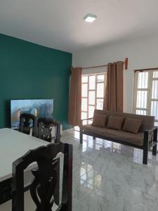 a living room with a couch and a table at Casa Lomalinda in Miahuatlán de Porfirio Díaz