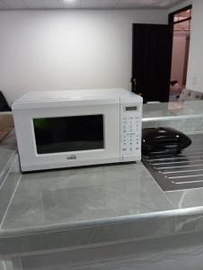a microwave sitting on top of a counter at Hospedaje La Tebaida in La Tebaida