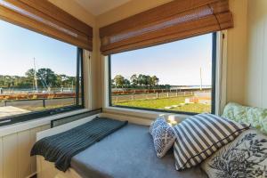 Postel nebo postele na pokoji v ubytování Coastal Pods Wynyard