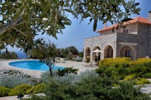 eine Villa mit Swimmingpool im Garten in der Unterkunft Pegasus Resort in Agia Paraskevi