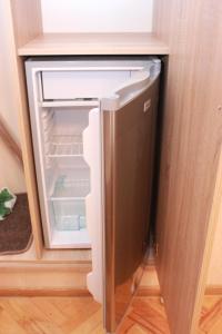 einem leeren Kühlschrank mit offener Tür in einem Zimmer in der Unterkunft Apartment Izabella in Tbilisi City