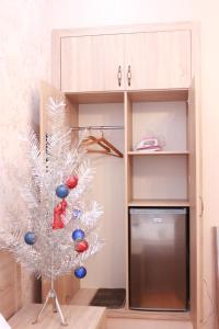 ein kleiner Weihnachtsbaum in einer Küche neben einem Schrank in der Unterkunft Apartment Izabella in Tbilisi City
