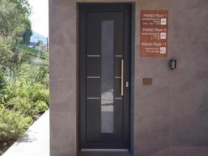 a black door on the side of a building at In einer klimatisierten Wohnung mit Terrasse in Marone