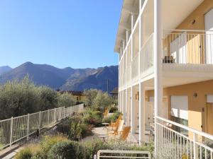 a view of a building with mountains in the background at In einer klimatisierten Wohnung mit Terrasse in Marone