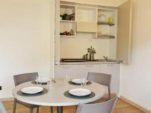 a dining room with a table and chairs at In einer klimatisierten Wohnung mit Terrasse in Marone