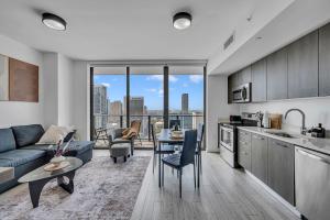 a kitchen and living room with a couch and a table at Modern Downtown Miami Studio with Skyline View in Miami