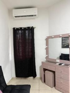 a room with a black curtain and a mirror at Deluxe noir Loft cerca de parque fundidora in Monterrey +1 photo