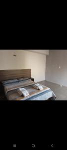 a bedroom with a bed with two towels on it at Linda estadia 2 in San Juan
