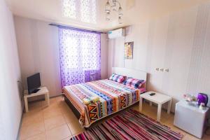 Una cama o camas en una habitación de Kakaduhome Guest Rooms