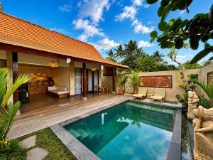 a villa with a swimming pool and a house at Ardinia Villa Ubud Private Pool in Ubud