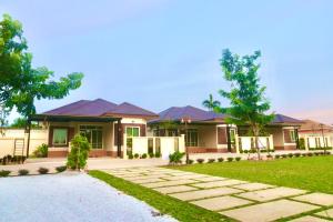 a house with a pathway in front of it at รักแรกพบรีสอร์ทสัตหีบ in Sattahip
