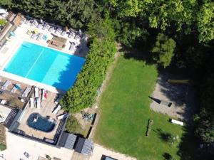 an overhead view of a swimming pool in a yard at Chalet clim, TV - 2 pers. - API-1-52-2795 in Noves +13 photos