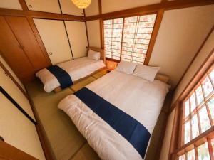 two beds in a small room with two windows at 3 min from the station in Tokyo
