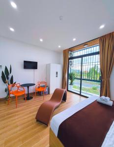 a hotel room with a bed and a table and chairs at Hotel Trung Đông 2 in Ấp Bình Thương +26 photos