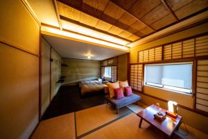 a room with a couch and a bed and a table at AIBIYA in Yamanouchi