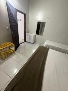 a bedroom with a bed and a tv in a room at Suíte Brisa Mar Villa brisa icaraizinho in Amontada
