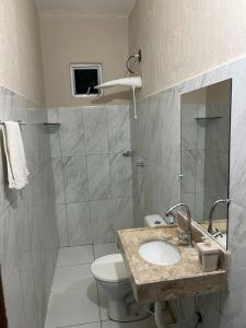 a bathroom with a sink and a toilet at Suíte Brisa Mar Villa brisa icaraizinho in Amontada