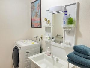 a bathroom with a washing machine and a sink at 江の島HOUSE Comfortable & Relaxing Stay in Fujisawa