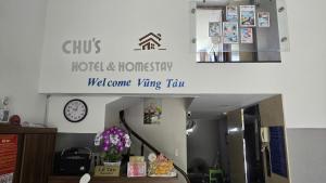 a sign for a hotel and a hallway with a welcome sign at Chu's Hotel & Homestay in Xã Thang Tam