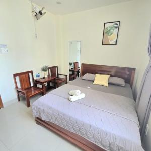 a bedroom with a bed with two towels on it at Chu's Hotel & Homestay in Xã Thang Tam +20 photos