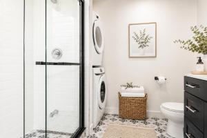 ein Badezimmer mit Dusche und Toilette in der Unterkunft Spacious 3BDR Home Central Markham in Markham + 34 Fotos
