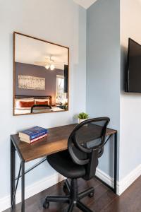 ein Schreibtisch mit Stuhl und Spiegel in der Unterkunft Spacious 3BDR Home Central Markham in Markham