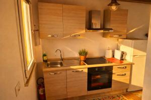 a small kitchen with a sink and a refrigerator at Nazem Holiday in Comunanza