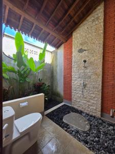 a bathroom with a shower and a toilet in a room at Pondok Kumpi ubud in Ubud +26 photos