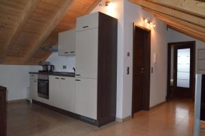 eine Küche mit einem großen weißen Kühlschrank in einem Zimmer in der Unterkunft Ferienwohnung Emmert Landshut in Landshut