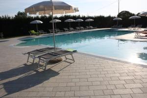 The swimming pool at or close to Agriturismo La Pisana