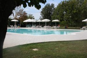 The swimming pool at or close to Agriturismo La Pisana