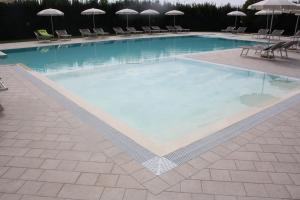 The swimming pool at or close to Agriturismo La Pisana