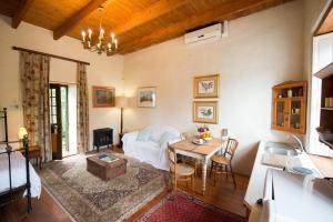 uma sala de estar com uma mesa e um sofá em Tulbagh Country Guest House - Cape Dutch Quarters em Tulbagh