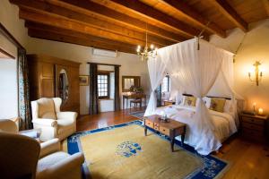 um quarto com uma cama de dossel em Tulbagh Country Guest House - Cape Dutch Quarters em Tulbagh