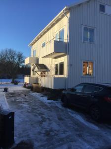 イェヴレにあるGävle pendlarlägenheterの車が停まった建物