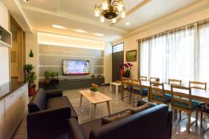 ein Wohnzimmer mit Tisch und ein Esszimmer in der Unterkunft Pandora B&B in Taitung