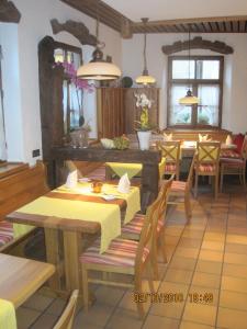 Restorāns vai citas vietas, kur ieturēt maltīti, naktsmītnē Ellenbergs Restaurant & Hotel