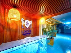 a swimming pool in a room with a sign on the wall at Limsor Town Apartaestudios in San Andrés