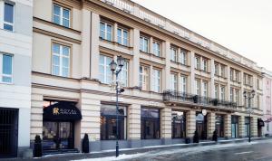 ビャウィストクにあるHotel Royal & Spaの通りにある店が入っている大きな建物