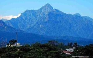 a mountain in the distance with houses and trees at Piñas Room in El Pino