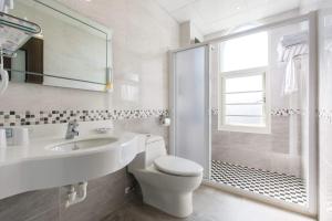 ein Badezimmer mit Toilette, Waschbecken und Dusche in der Unterkunft Pandora B&B in Taitung + 22 Fotos