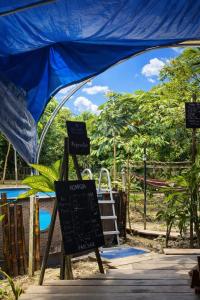 Ein Zelt mit Schildern vor einem Pool in der Unterkunft Nomada Hostel in Leticia