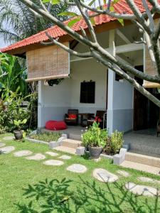 a view of a house from the garden at Murnis Bungalow in Lovina
