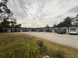a large building with cars parked in front of it at Glynlea Motel in Horsham