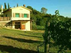 ein Haus mitten auf einem Feld in der Unterkunft Podere Mazzana in Marti