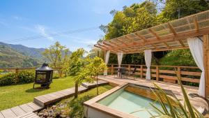a backyard with a hot tub and a pergola at Loving Garden Stayラビングガーデンステイ in Mima