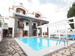 un hôtel avec une piscine en face d'un bâtiment dans l'établissement Hotel La Palma Romántica, à Barlovento