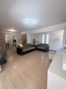 ein großes Wohnzimmer mit zwei Sofas und einem Tisch in der Unterkunft Dinara Apart Hotel in Kemer
